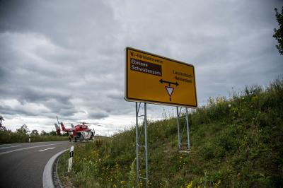 Leutenbach: Mercedes schanzt auf B14 Erdwall hinauf - Fahrer mit Rettungshubschrauber in Klinik